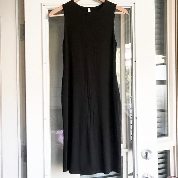 Black Dress w/ Open Back Cutout - Picture 5 of 8